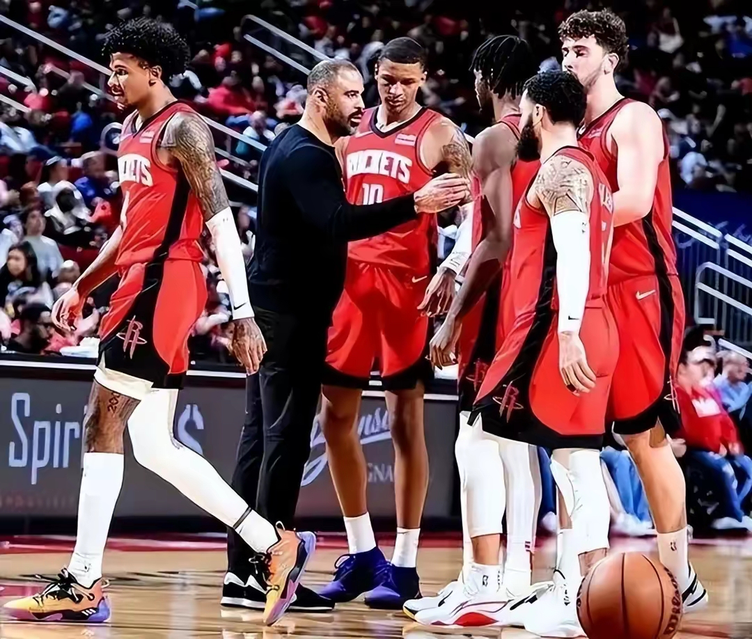 tb体育网页版包含今晨NBA常规赛传出新动向，多伦多猛龙单刀错失，管理层表态：媒体盛赞，医务组通报恢复的词条